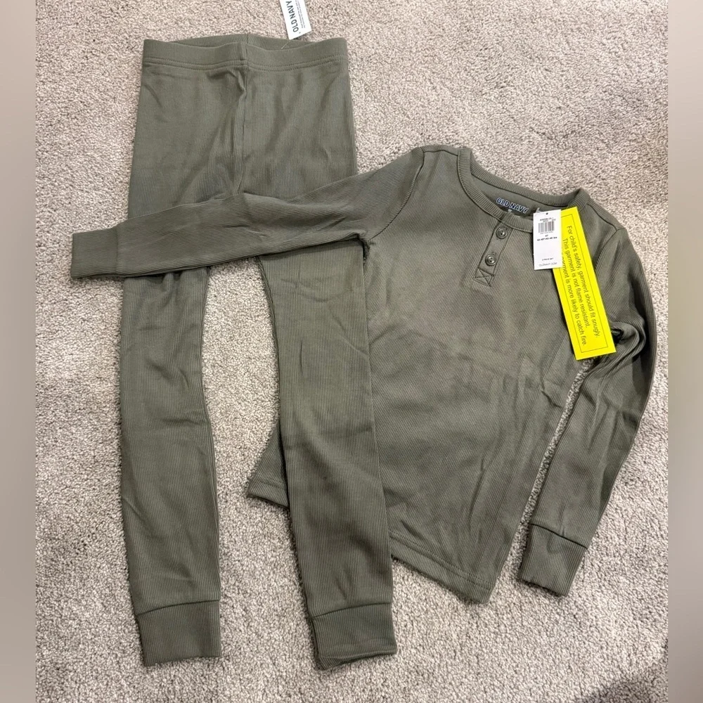 Old Navy 5T Green 2-Piece Pajamas- Long Sleeve and Pants- NWT